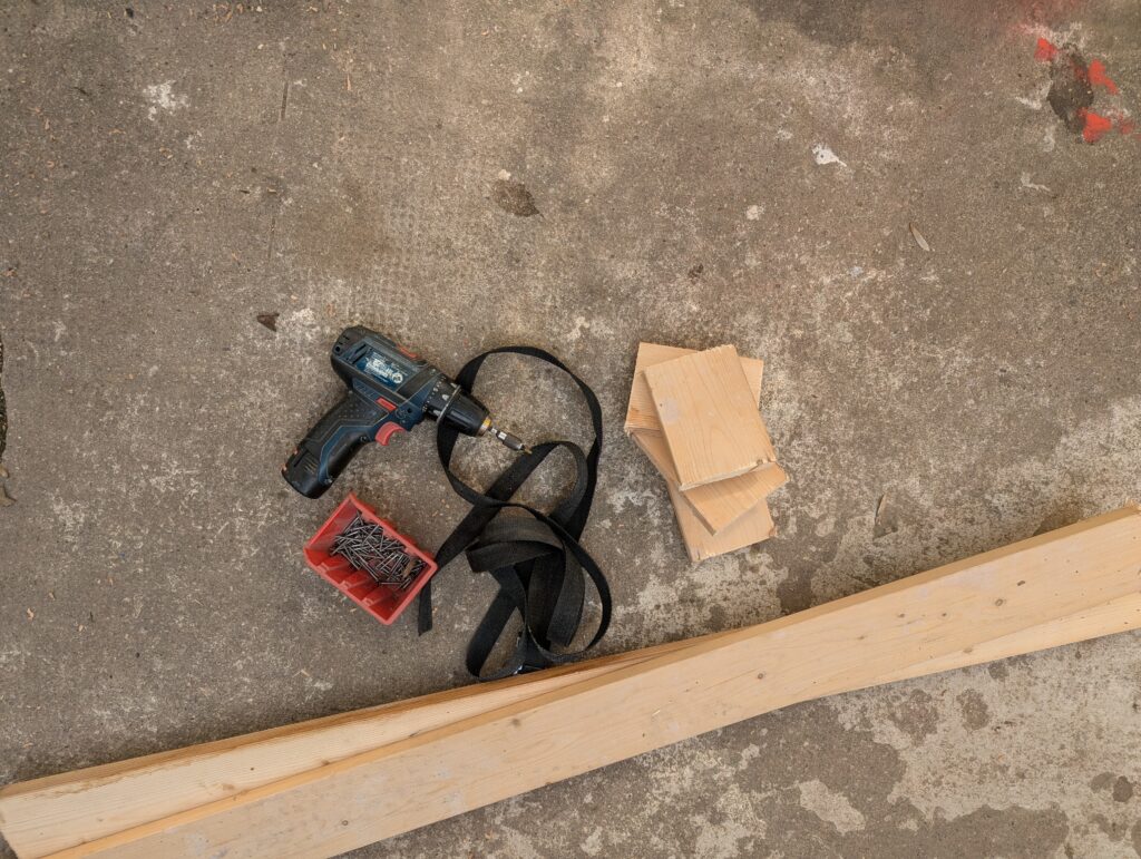 Restholz, Schrauben und Zurrgurte für ein DIY-Fensterregal